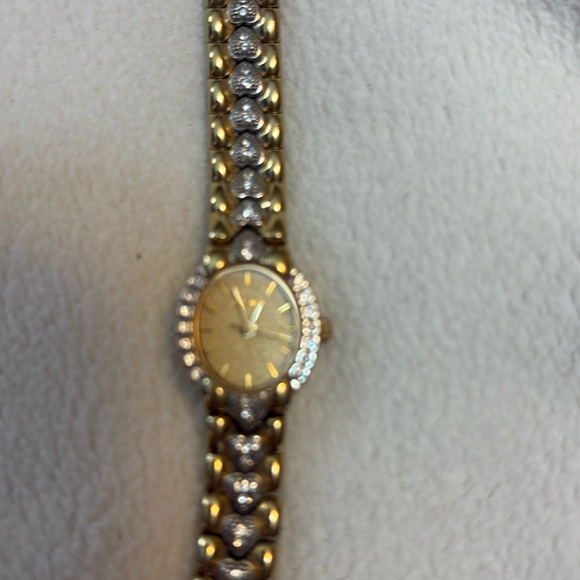 8 inch Elgin Watch
just needs a battery  gold tone - Picture 2 of 8